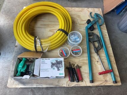 Partij divers loodgieters gereedschap /  installatiemateriaal